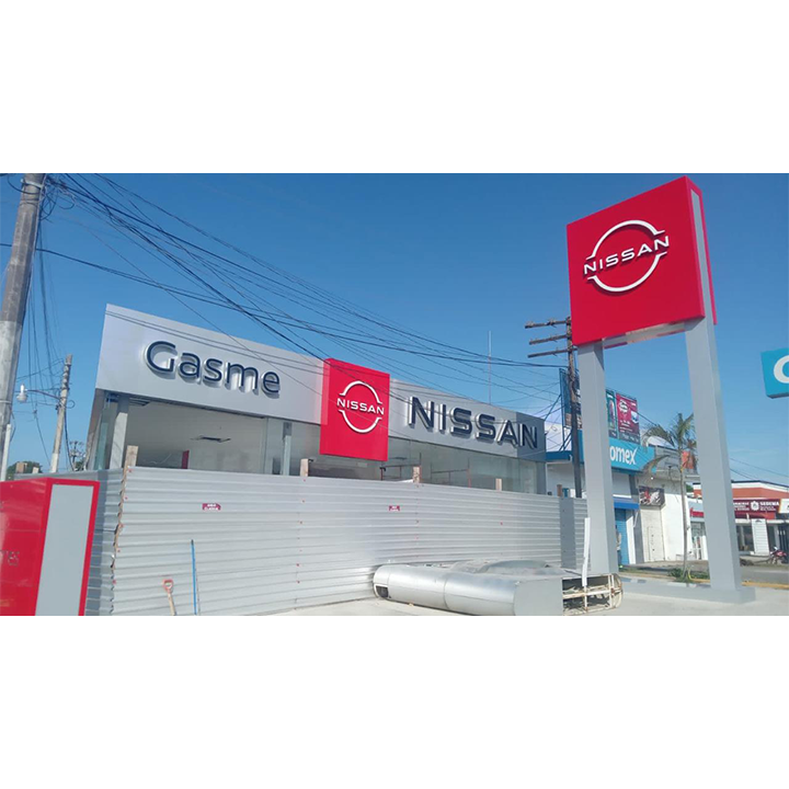 Instalación de panel en sucursal Nissan renovado